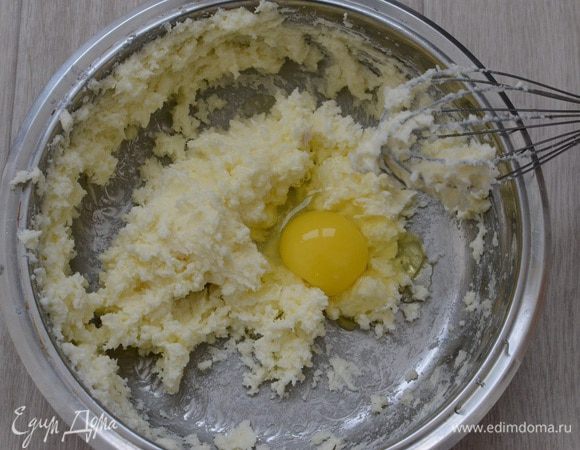 Не переставая взбивать,ввести по одному яйца.