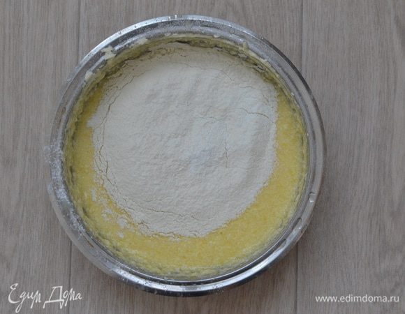 Муку, крахмал и разрыхлитель просеять вместе в отдельной миске и добавить в яично-масляную смесь.