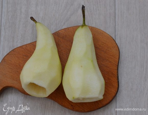 Груши почистить и удалить сердцевину, плодоножки сохранить. Смазать груши лимонным соком, чтобы не потемнели.

