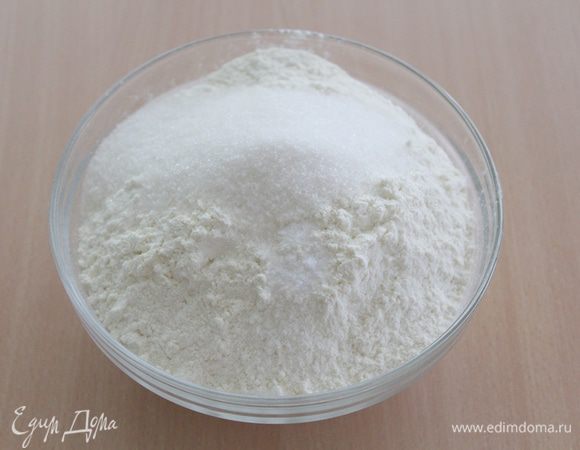 Муку просеять и смешать с солью, сахаром и разрыхлителем.