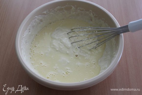 Соединить молоко и сливки с мучной смесью, перемешать до однородности. Яйца чуть взбить и добавить в тесто, перемешать.