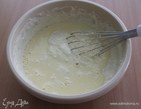 Соединить молоко и сливки с мучной смесью, перемешать до однородности. Яйца чуть взбить и добавить в тесто, перемешать.