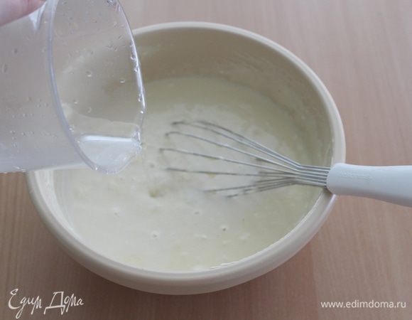 В тесто влить кипяток и перемешать.