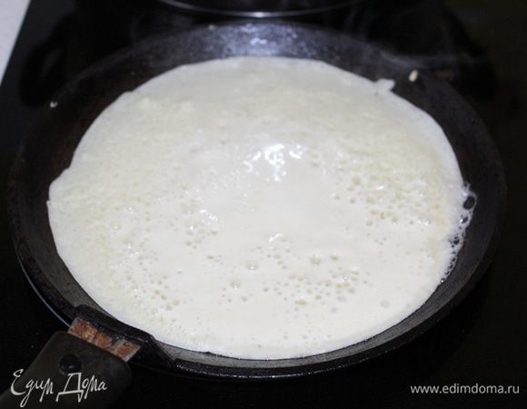 Выпекать блины на раскаленной сковороде, предварительно смазанной маслом.