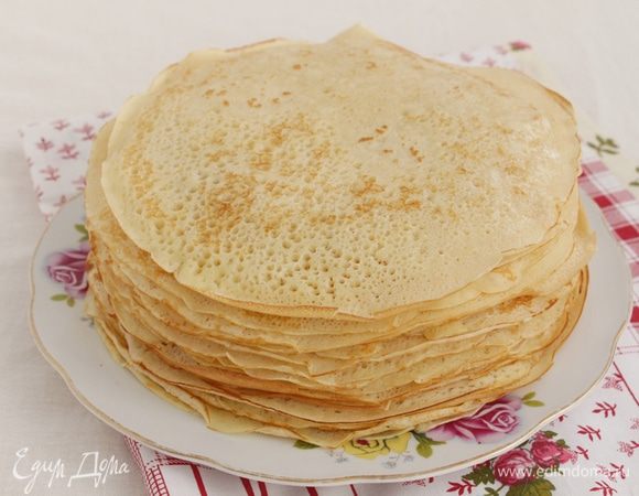 Складывать готовые блины стопочкой, можно каждый блин смазывать сливочным маслом.