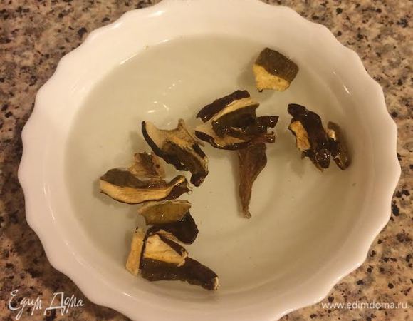 Грибы залить водой и оставить на 6 — 7 часов.