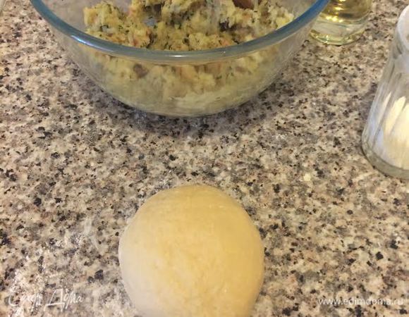 Замесить тесто. Подробный рецепт: https://www.edimdoma.ru/retsepty/95524-vareniki-s-suluguni, https://www.edimdoma.ru/retsepty/90512-pelmeni-zavarnoe-testo