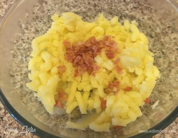 Начинка: картофель отварить, размять, добавить слегка жаренный бекон. Грибы промыть и отжать.