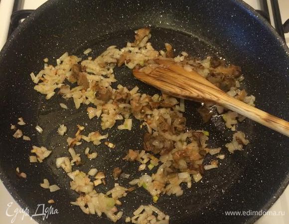 На сковороде в которой жарили бекон, потушить лук, добавить мелко нарезанные грибы, соль, перец, перемешать и тушить под крышкой 3 — 4 минуты.