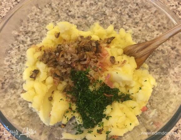 Добавить к картошке с беконом грибную смесь, укроп, соль, перец и перемешать.