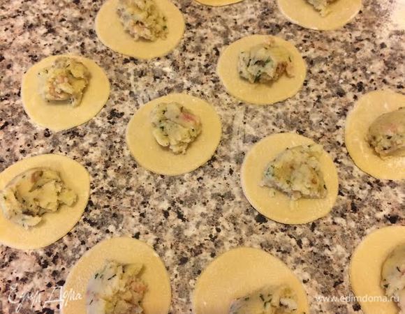 Раскатать 1 часть теста, вырезать кружки и выложить начинку.