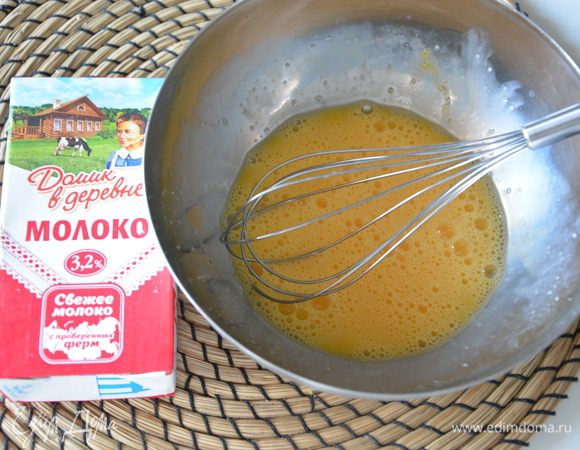 Яйца взбить с сахаром.