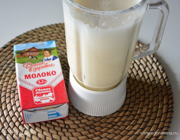 Добавить теплое молоко, растительное масло, просеянную муку, крахмал, соль. Муку и крахмал берем по 1 ст. л. с горкой. Взбить блендером. Тесто должно быть очень жидким, как жидкая сметана. Испечь один блин. Если блины рвутся при переворачивании, то нужно добавить немного муки. Качество муки и размер яиц у всех разные, поэтому вам может понадобиться больше или меньше муки и/или крахмала.