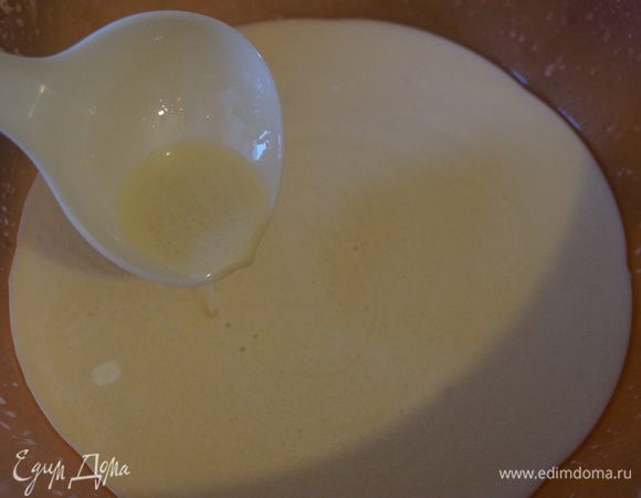 Заводим тесто. Для этого растираем 5 яиц с сахаром и солью, добавляем молоко, муку. Все тщательно перемешиваем до однородной консистенции, похожей на густую сметану. Добавляем растительное масло. Вновь перемешиваем.
Вливаем газированную минеральную воду и быстро перемешиваем. Тесто получается, как жидкая сметана, с пузырьками воздуха! Благодаря этому блинчики будут тонкими и легкими!