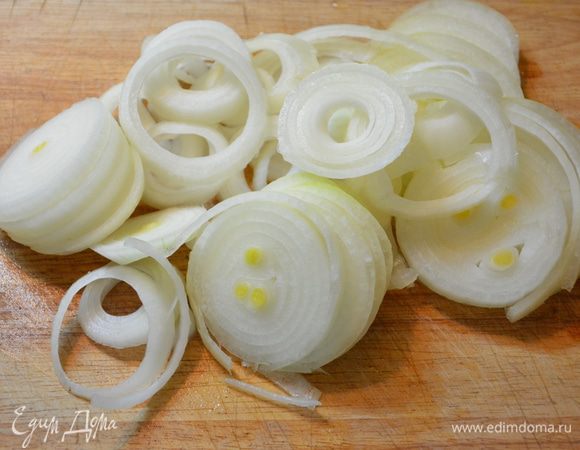 Лук нарезать кольцами.