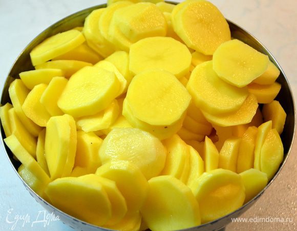Картофель нарезать кружочками.