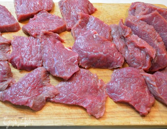 Мясо нужно брать не жилистое, лучше мякоть. Нарезать мясо пластинами.