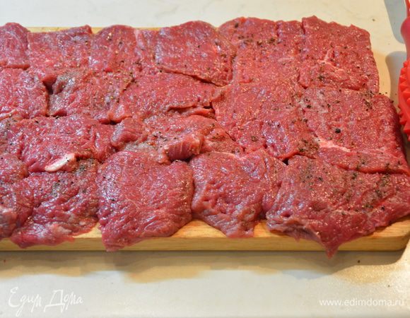 Отбить любым удобным вам способом с двух сторон. Посолить и поперчить с обеих сторон.