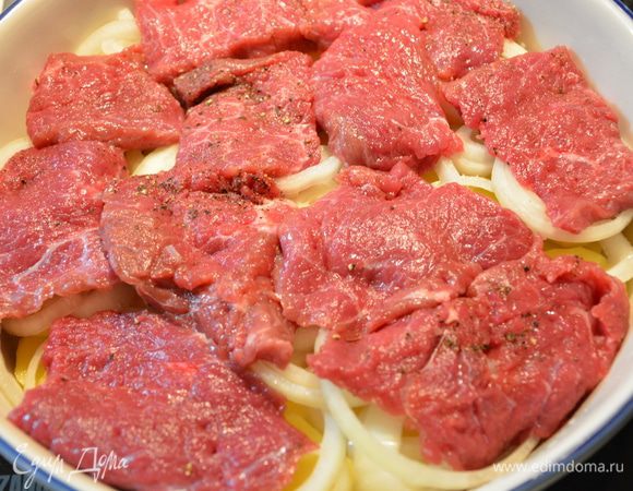 Выложить 1/2 часть мяса.