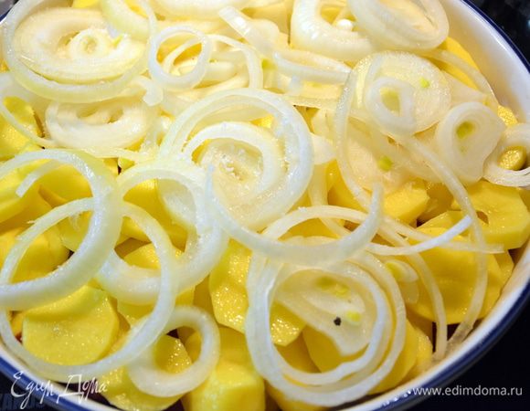 Повторяем слои: еще треть картофеля, другая половина лука — посолить.