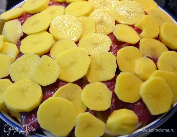 Сверху выложить последнюю треть картофеля.