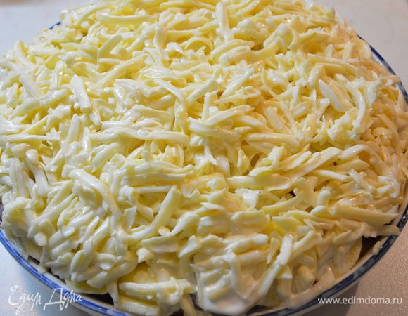 Покрыть сверху сырным соусом. Для такого количества ингредиентов нужно брать блюдо побольше (у меня 28 см), потому что сыр немного потек при запекании.
Сверху накрыть фольгой или силиконовым ковриком и запекать в хорошо разогретой духовке при 200°С 1 час. Снять фольгу/коврик и запекать до румяного цвета еще 10 мин. Готовность проверяем по картофелю.
Приятного ужина!