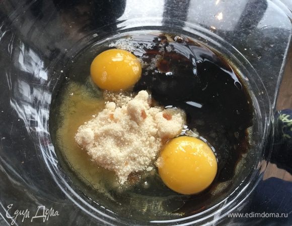 Сначала приготовим шоколадно-кофейные блинчики: взбейте венчиком яйца, соль, сахар и кофейный сироп.