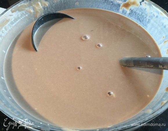 Просейте муку и какао, перемешайте, влейте оставшееся молоко и растительное масло и еще раз хорошо перемешайте, чтобы не было комочков.