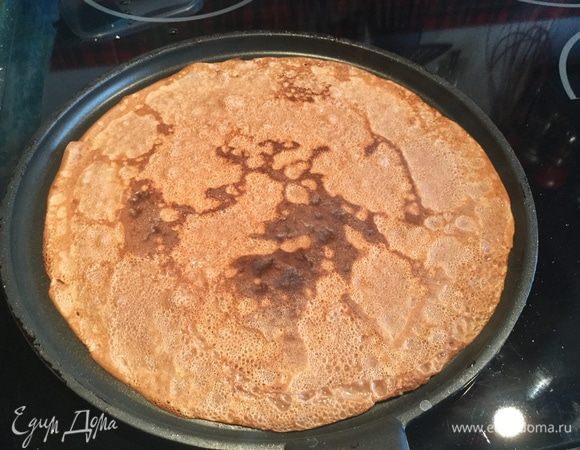 Жарьте блины на разогретой и слегка смазанной растительным маслом сковороде.