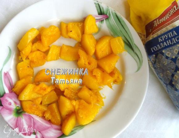 Тыкву нарезаем кубиком. Солим, перчим, сбрызгиваем оливковым маслом. Выкладываем на фольгу, на которой запекалась грудинка. Ставим в духовку запечься до мягкости на 10 — 15 минут, но чтобы тыква сохранила форму. Снимаем с противня и остужаем.