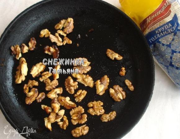 Грецкие орехи кладем на сухую раскаленную сковороду. Сбрызгиваем оливковым маслом и присыпаем солью. Перемешивая, даем подрумяниться. Снимаем с огня, остужаем. Затем ломаем на крупные кусочки.