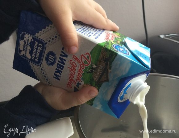 Для кофейно-сливочного желе: в небольшую кастрюлю налейте сливки «Домик в деревне», добавьте кофе, сахар, быстрорастворимый желатин, и все время помешивая подогрейте на медленном огне до 60°С.