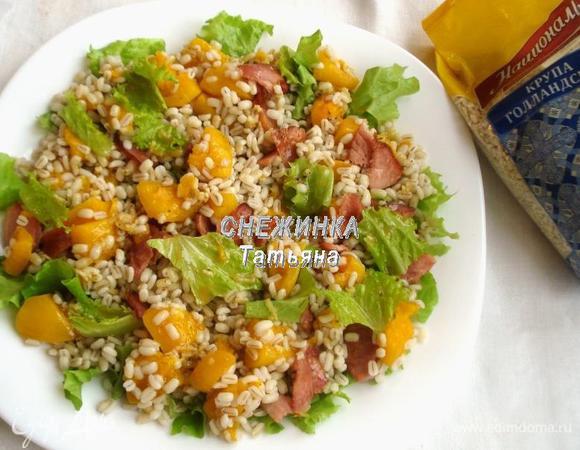 На тарелку раскладываем порванные рукам листья салата. Перловку соединяем с грудинкой и тыквой. Кладем на салатные листья. Поливаем заправкой.