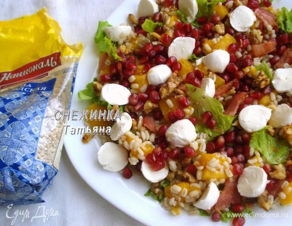 Сверху посыпаем орехами, зернами граната. Шарики моцареллы разрезаем пополам и распределяем сверху.