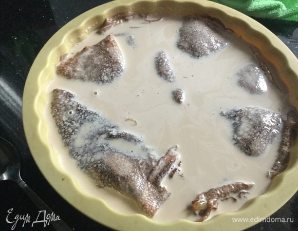 Залейте им блины и поставьте в холодильник минимум на 2 часа, до полного застывания.