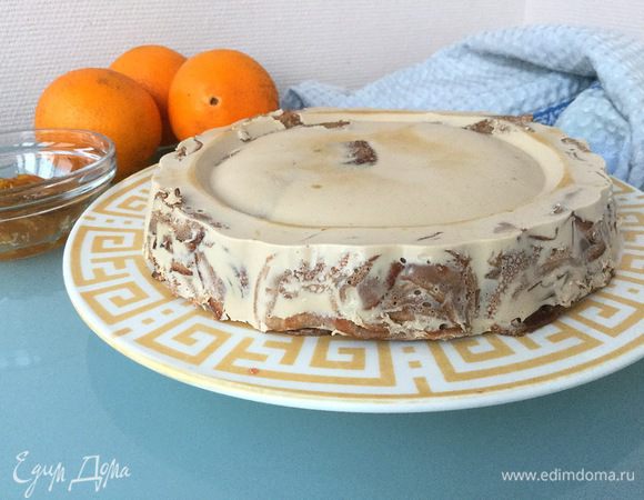 Извлеките тортик из формы, перевернув на тарелку.