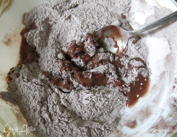 Вливаем горячую воду (1 стакан). Перемешиваем. Даем тесту немного остыть.