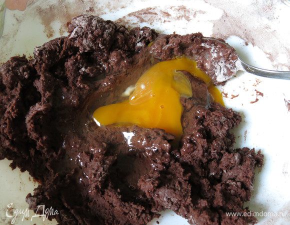 Вводим яйцо.