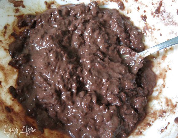 Растапливаем сливочное масло. Замешиваем тесто, добавляя растопленное масло и оставшуюся муку. 