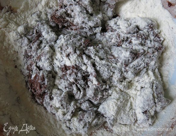 Муки должно всего пойти 2 — 2,5 стакана. Даем тесту 30 минут отдохнуть.