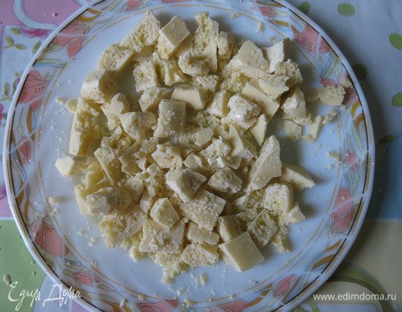 Готовим шоколад, нарезаем мелко половину плитки.