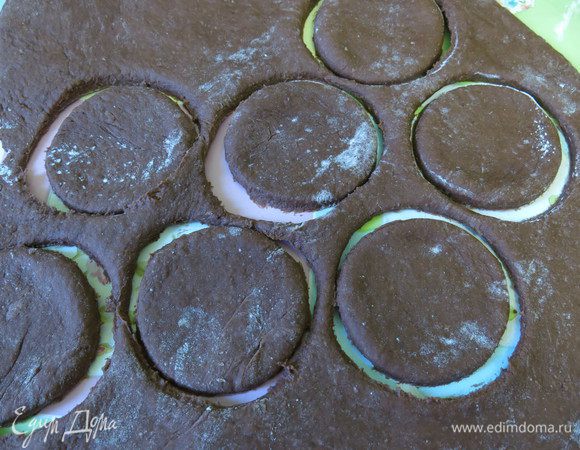 Раскатываем тесто, делаем стаканом кружки.