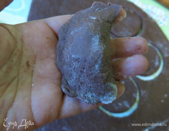 Соединяем края. Можно сделать волнистые края или заплести косичку.