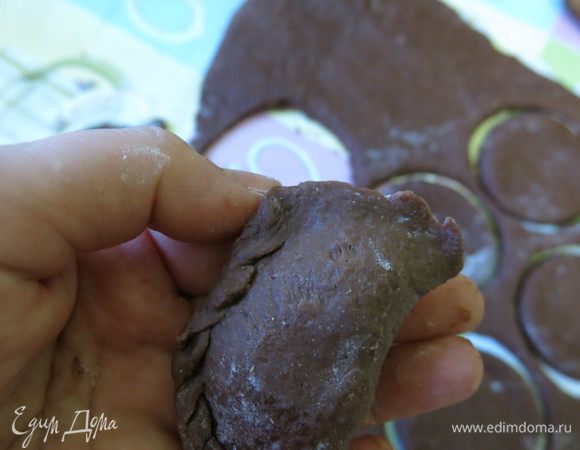 Для косички край оттягиваем и заворачиваем к центру образовавшееся ушко. Еще раз заворачиваем, и так до конца вареника, последнее ушко заворачиваем на косичку.