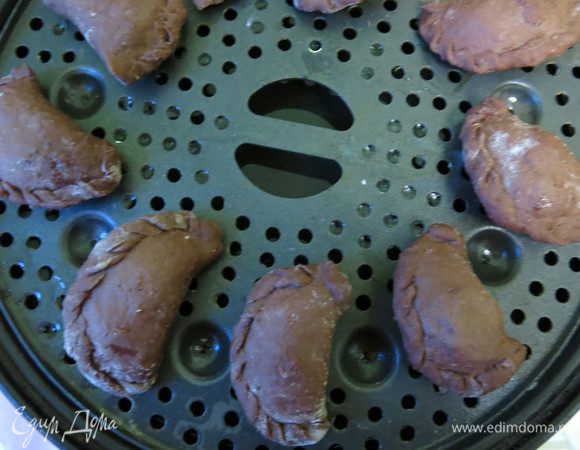 Выкладываем на решетку пароварки и готовим 10 минут. Пока готовятся вареники, растапливаем остатки шоколада с двумя ложками ягод. 