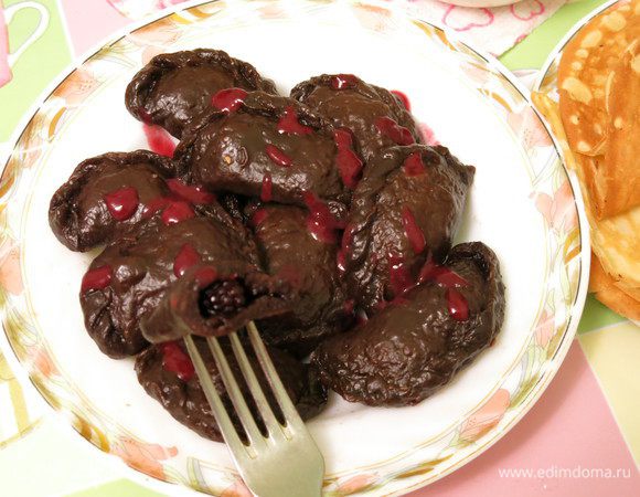 При подаче поливаем соусом из шоколада и ягод. Приятного аппетита!