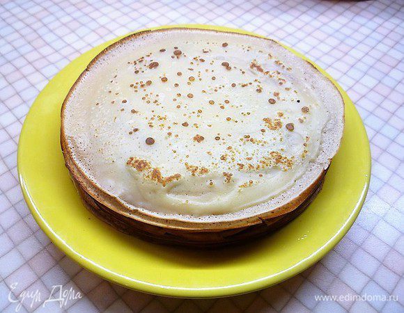 По истечении времени добавляем в тесто 3 стол. ложки оливкового масла, перемешиваем и выпекаем блинчики.