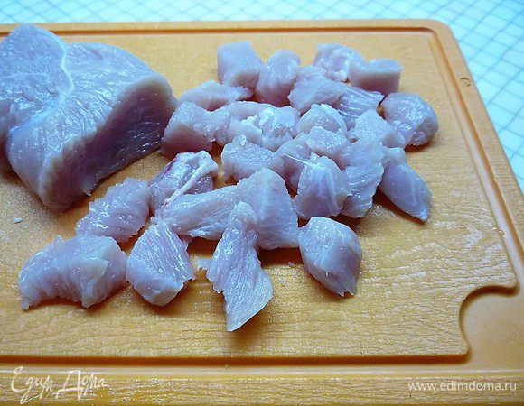 Для начинки мясо индейки нарезаем маленькими кусочками.