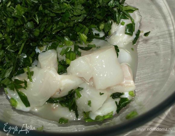Филе зубатки нарезать небольшими кусочками, предварительно удалить все кости. Зеленый лук и петрушку порубить и соединить с филе.