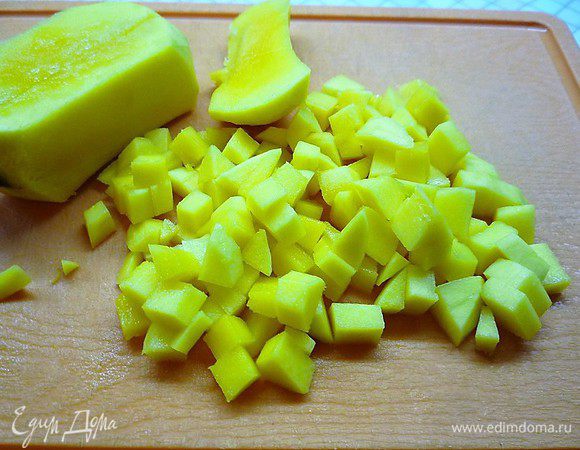 Манго нарезаем мелким кубиком.